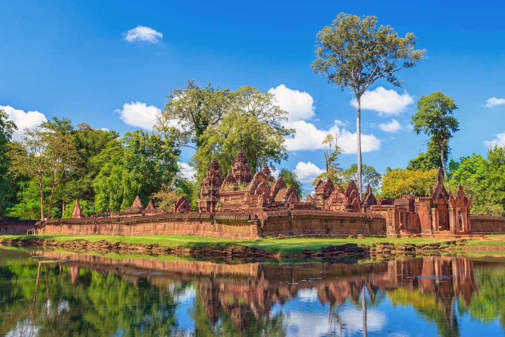 Banteay Srei-templet i Siem Reap, Cambodja, lavet i lyserød sandsten med detaljerede relieffer.
