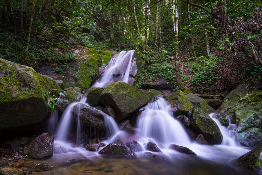 Vandfald ved Poring Hot Springs nær Mount Kinabalu, omgivet af frodig regnskov, varme kilder og den bjergtagende natur i Sabah.
