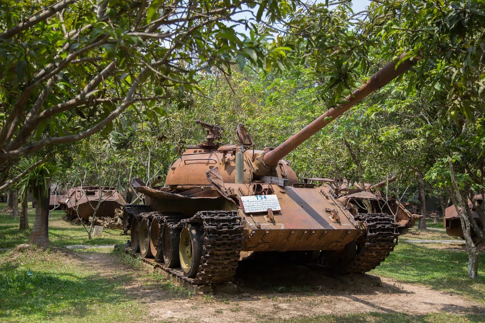 War Museum Cambodia i Siem Reap med militære køretøjer og udstillinger fra landets krigshistorie