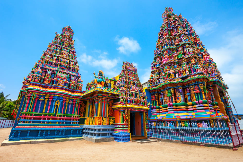 Pathirakali Amman-templet i Trincomalee med rigt dekorerede facader, farverige gudefigurer og hinduistiske detaljer.