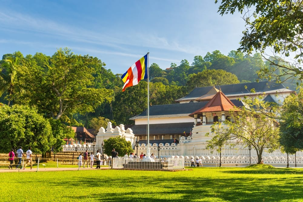 Temple of the Tooth i Kandy, Sri Lanka, et helligt buddhistisk tempel og UNESCO-verdensarv.