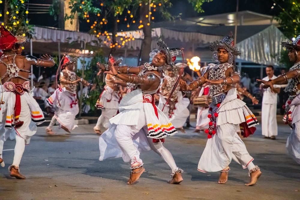Stor festlig procession med dansere og musik i Colombo, Sri Lanka, under et karneval.