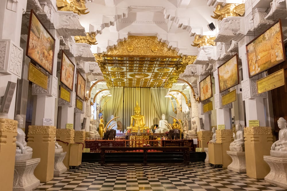 Tempel i Kandy, Sri Lanka, omgivet af traditionel arkitektur og religiøs stemning.