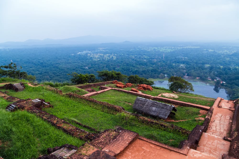 Ruiner af de kongelige haver og vandbassiner ved Lion Rock i Sigiriya, Sri Lanka