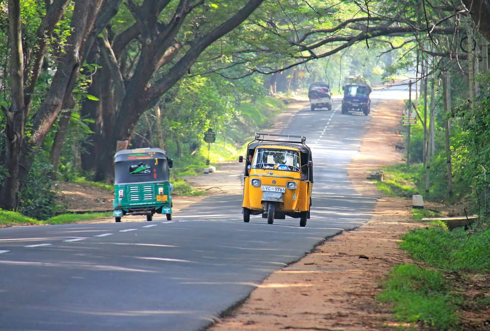 Tuk-tuk i Kandy – farverigt byliv i Sri Lankas højland