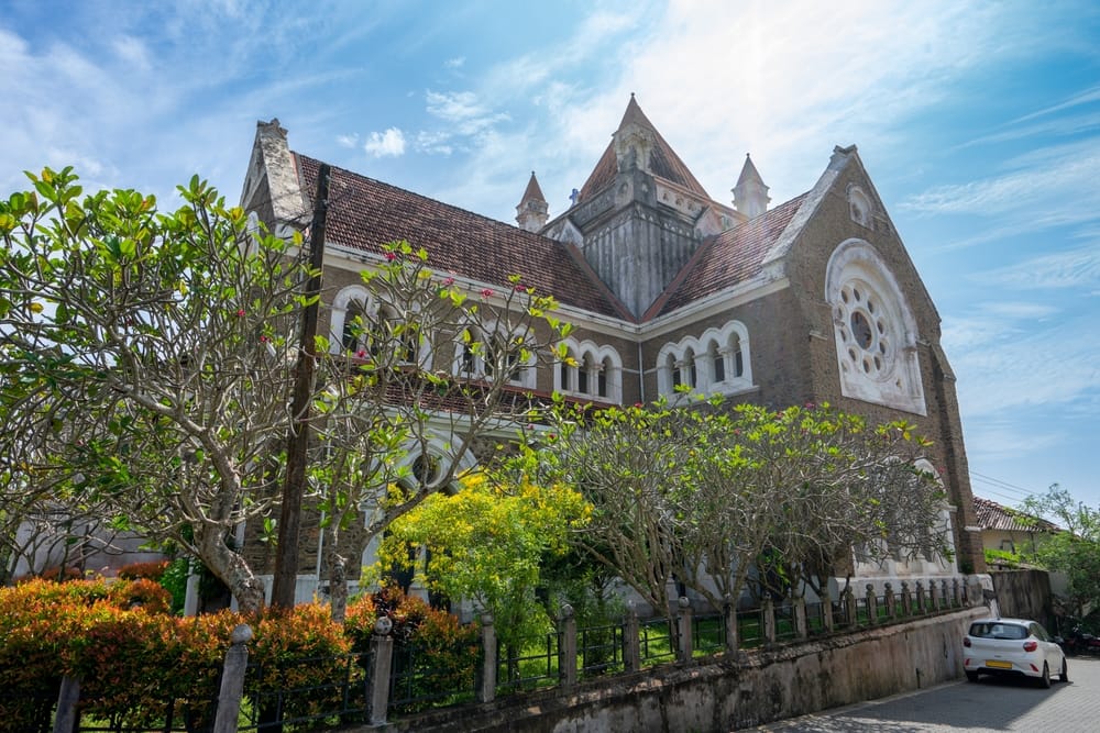 Kolonial bygning med hvide mure og rødt tegltag i Galle Fort, Sri Lanka.