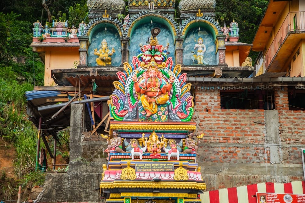 Traditionelt hinduistisk tempel langs vejen nær Kandy i Sri Lanka med farverige figurer og detaljer.