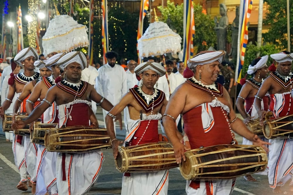 Gademusiker spiller musik i Colombo, Sri Lanka, omgivet af byliv og lokal stemning.