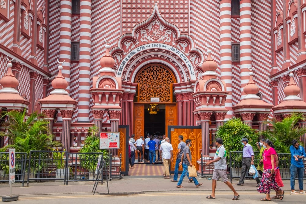 Jami Ul-Alfar-moskeen i Colombo med rød-hvid stribet facade, også kendt som Red Mosque i Sri Lanka.