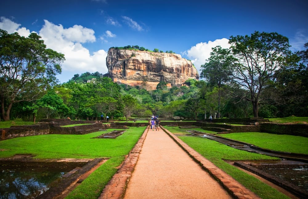 Sigiriya Lion Rock – den ikoniske klippefæstning i Sri Lanka omgivet af grøn jungle