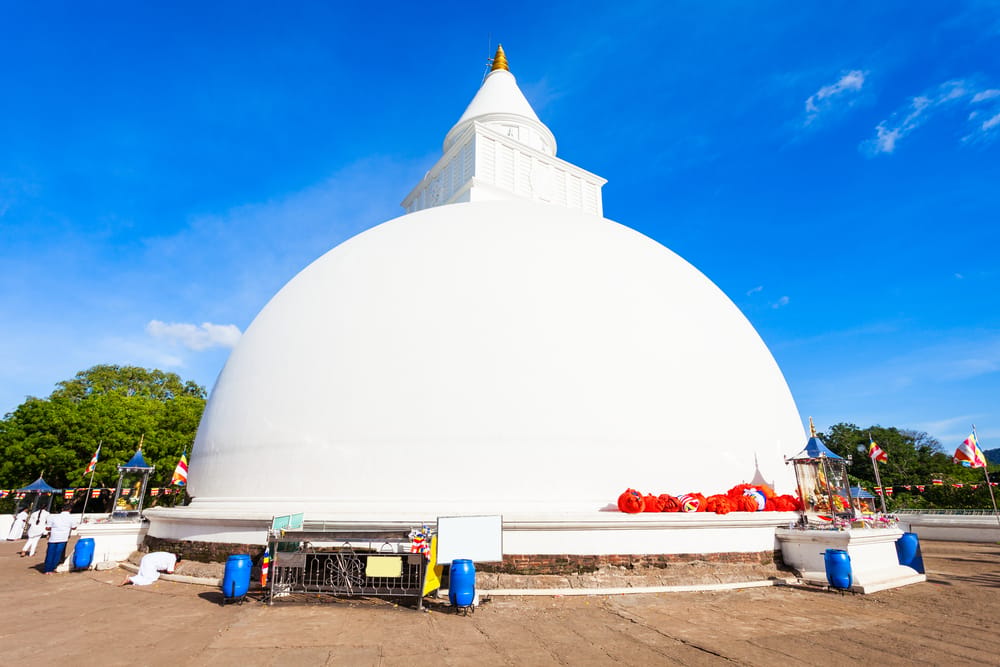 Kiri Vehera-stupaen i Kataragama – helligt buddhistisk monument i Sri Lanka