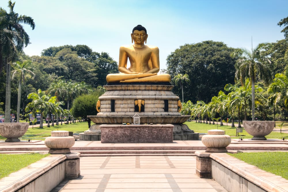 Den gyldne Buddha-statue i Viharamahadevi Park i Colombo