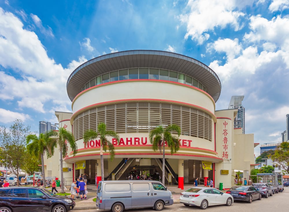 Tiong Bahru Market i Singapore med den karakteristiske runde art deco-bygning og palmer foran indgangen.