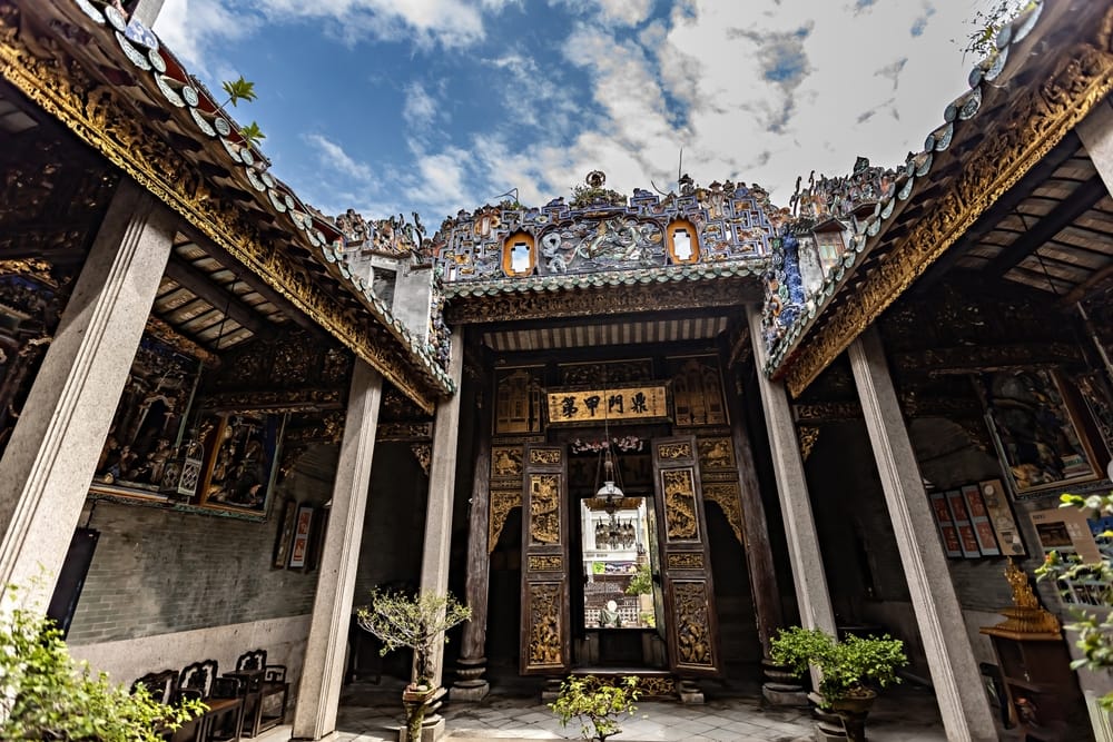 Indgangsport til Khoo Kongsi-klanhus i George Town med detaljeret kinesisk udsmykning.
