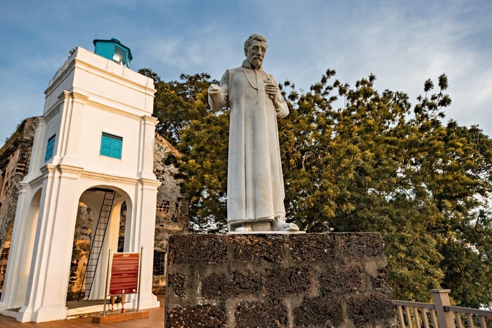 Statue af Sankt Frans Xavier ved ruinerne af St. Paul’s Church i Malacca, Malaysia.