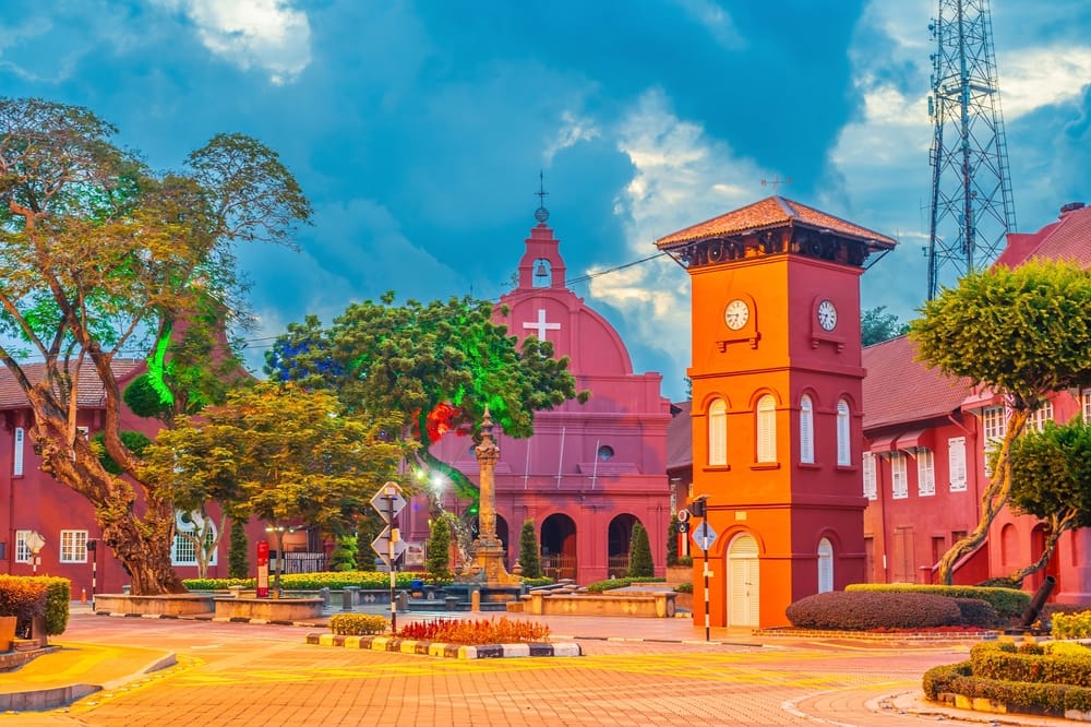 Røde koloniale bygninger ved Dutch Square i Malacca med Christ Church og klokketårn.