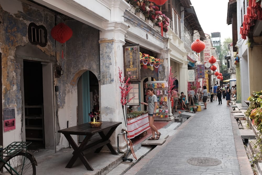 Smal gade i Ipoh med historiske shophouses og lokal stemning.