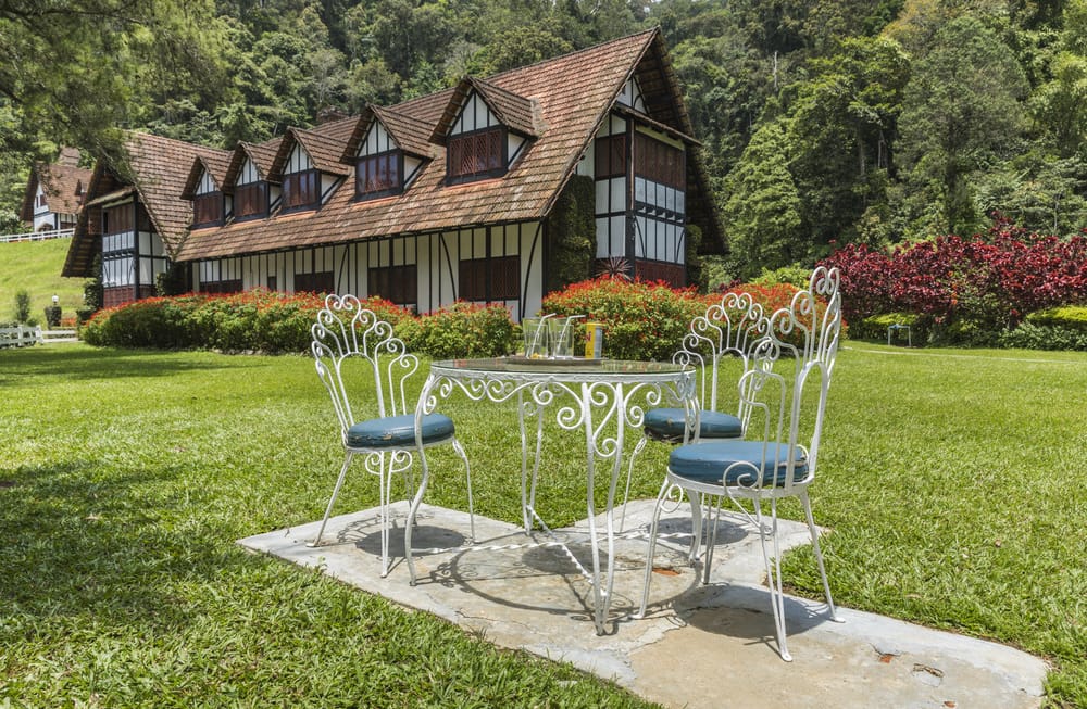 Kolonial bygning med have og udendørs caféområde i Cameron Highlands.