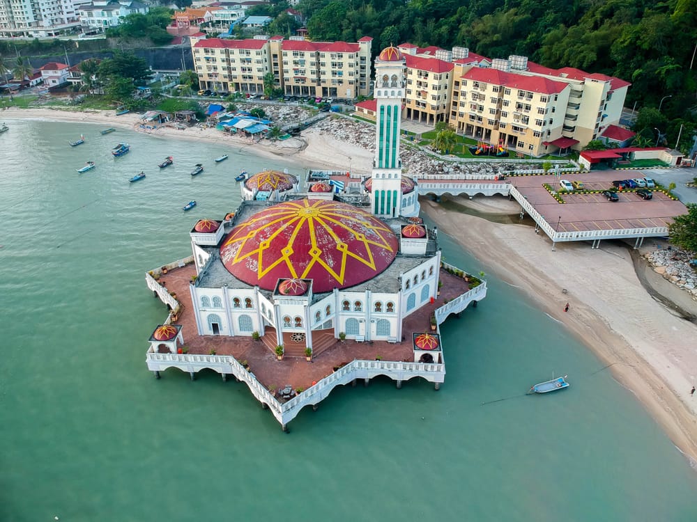 Masjid Terapung, den flydende moské ved Tanjung Bungah i Penang, set fra luften.