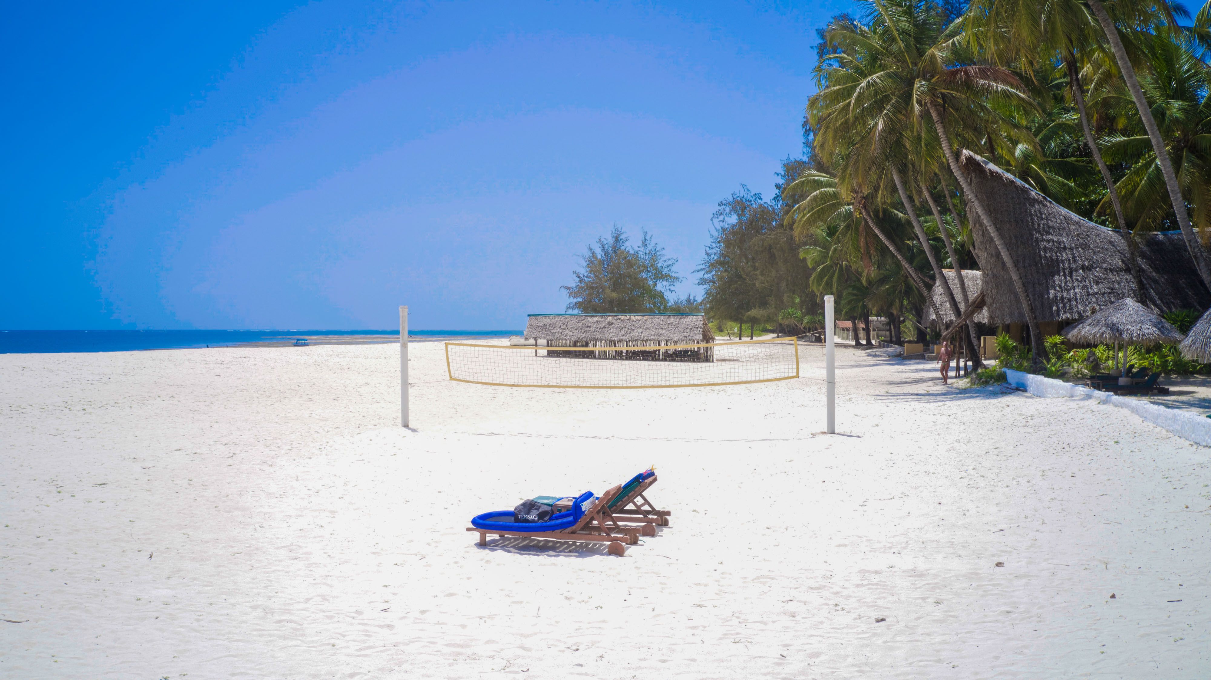Hvid sandstrand med beachvolley og palmer ved Pinewood Beach and Spa Resort