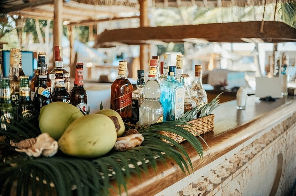 Strandbar med drinks, flasker og friske kokosnødder på Waterlover Beach Resort ved Diani Beach