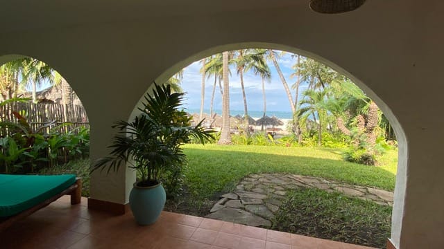 Udsigt fra balkon i Grand Oceanfront Suite mod strand og Det Indiske Ocean på Pinewood Beach and Spa Resort
