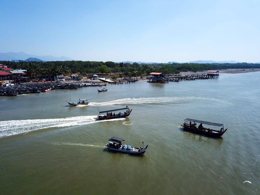 Små både på Lake Muda ved Ulu Muda i det nordlige Malaysia
