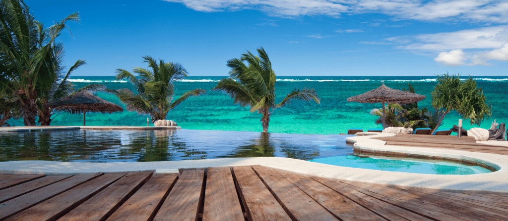 Infinity-pool på Waterlover Beach Resort ved Diani Beach med palmer og udsigt over Det Indiske Ocean