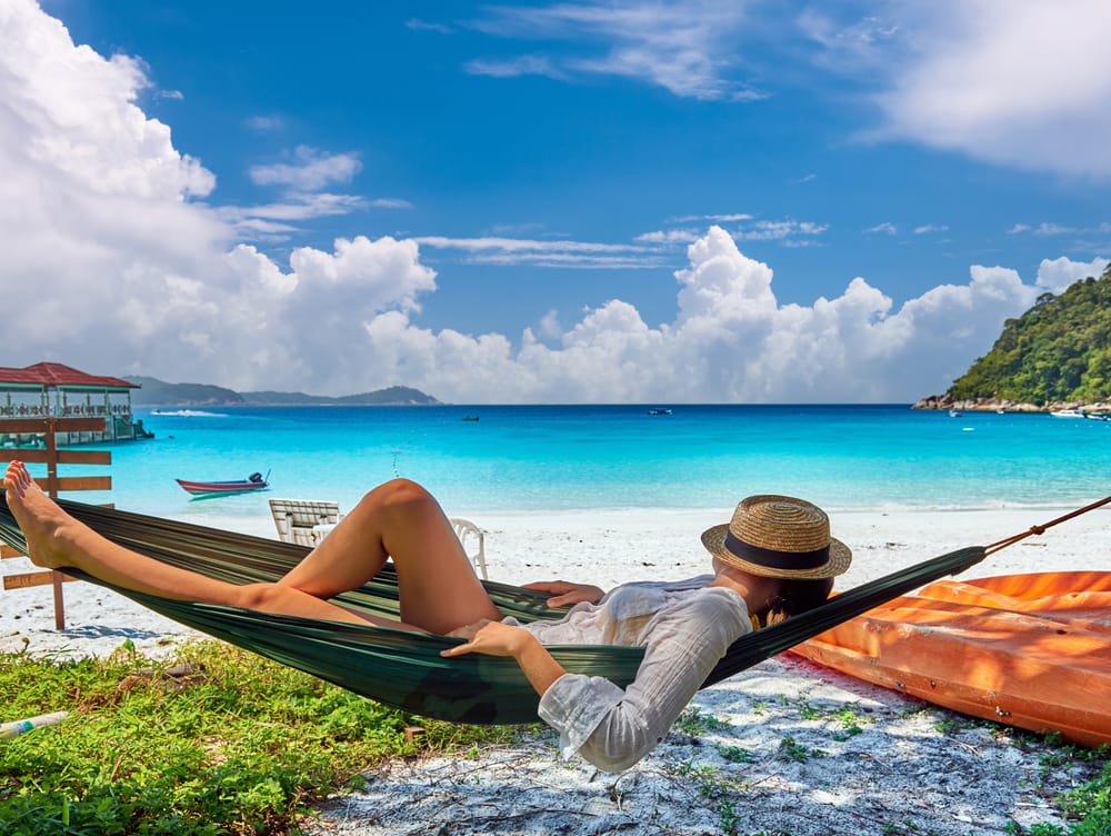 Person slapper af i hængekøje ved strand på Perhentian Islands i Malaysia