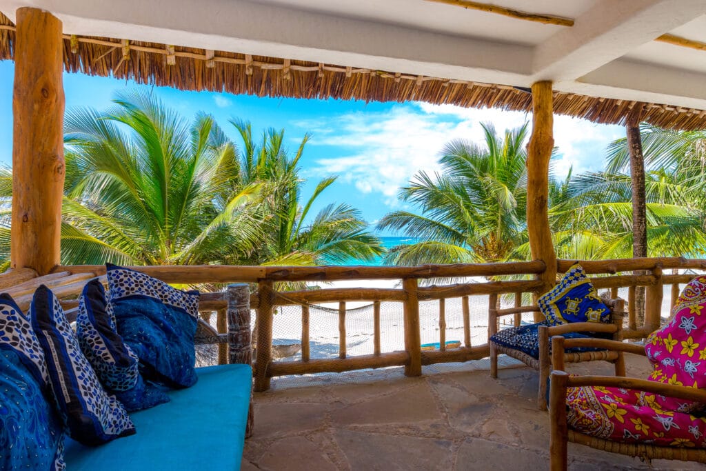 Terrasse med palmer og udsigt over Diani Beach på Waterlover Beach Resort