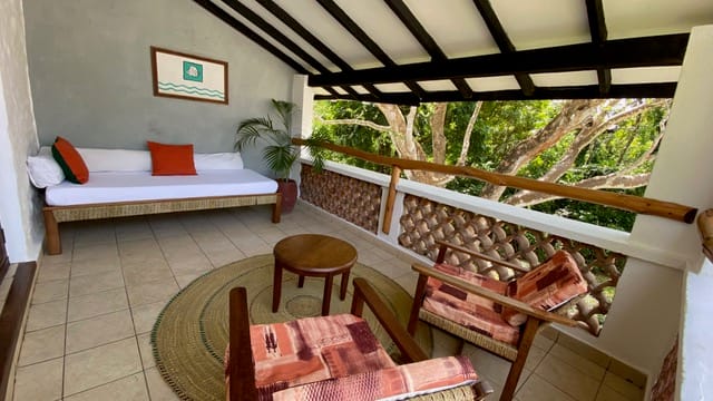 Balkon til Deluxe Garden Room med loungemøbler på Pinewood Beach and Spa Resort