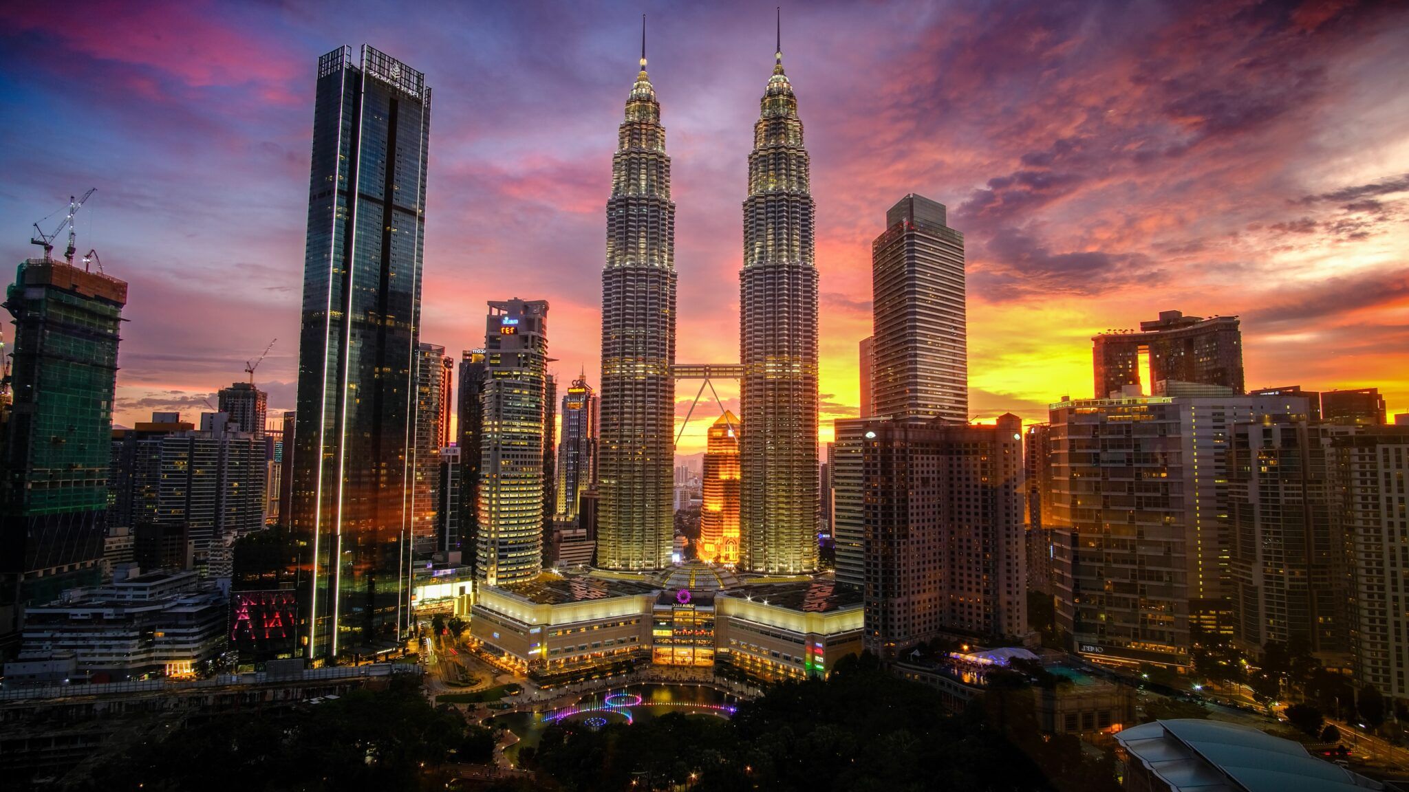 Udsigt til Petronas Twin Towers i Kuala Lumpur omgivet af byens skyline.