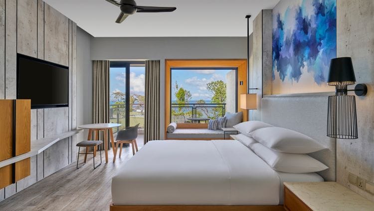 Lyst og moderne Deluxe King værelse med balkon og udsigt over havet på Marriott Perhentian.