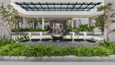 Elegant indgangsparti med vandfontæne og tropisk beplantning på Marriott Perhentian Island.
