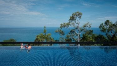 Infinity-pool på Marriott Perhentian Island med panoramaudsigt over havet og tropisk kystlinje.