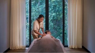 Spa-behandling i rolige omgivelser med udsigt til grøn regnskov på Marriott Perhentian Island.