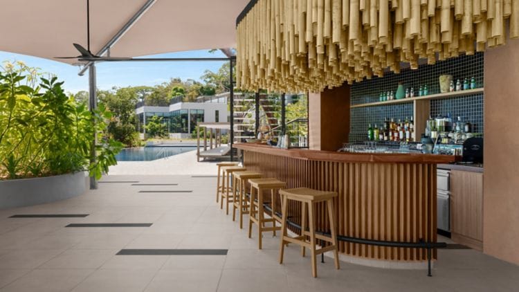 Udendørs bar- og restaurantområde på Marriott Perhentian med trædetaljer og afslappet stemning.