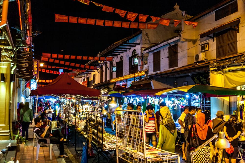 Travlt aftenmarked på Jonker Street i Malacca med boder og besøgende.