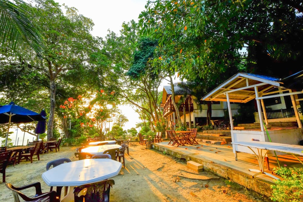 Strandbar omgivet af træer og sand på Perhentian Islands i Malaysia