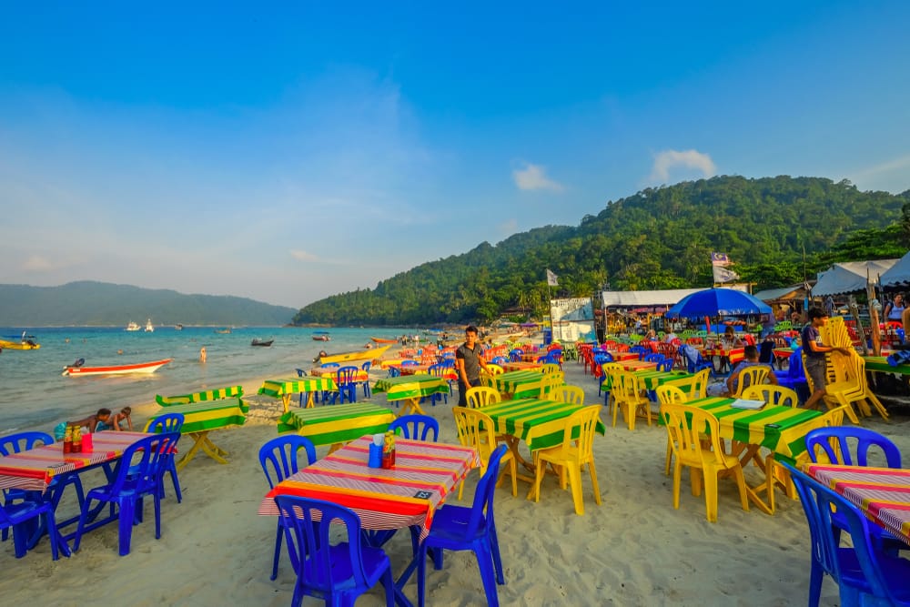 Farverige strandrestauranter langs stranden på Perhentian Islands