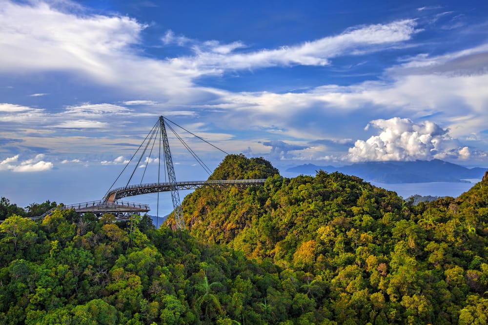 Langkawi Sky Bridge svævende over grøn regnskov med udsigt over hav og bjerge i Malaysia.