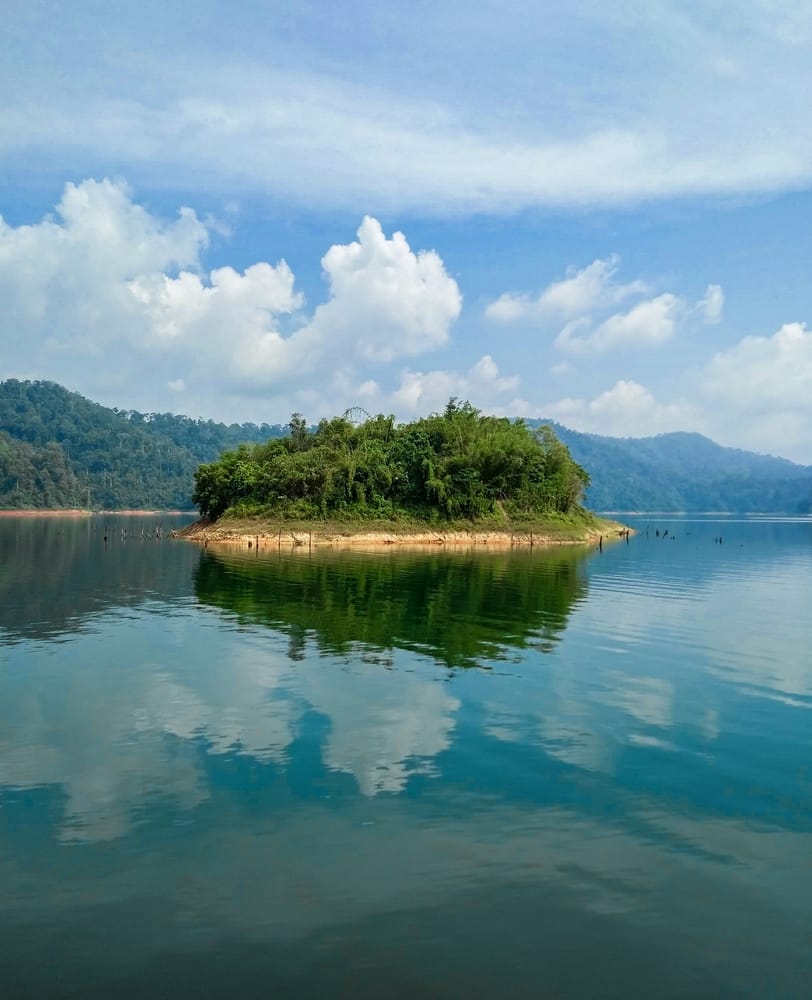 Roligt sølandskab ved Temenggor Lake i Perak omgivet af uberørt regnskov