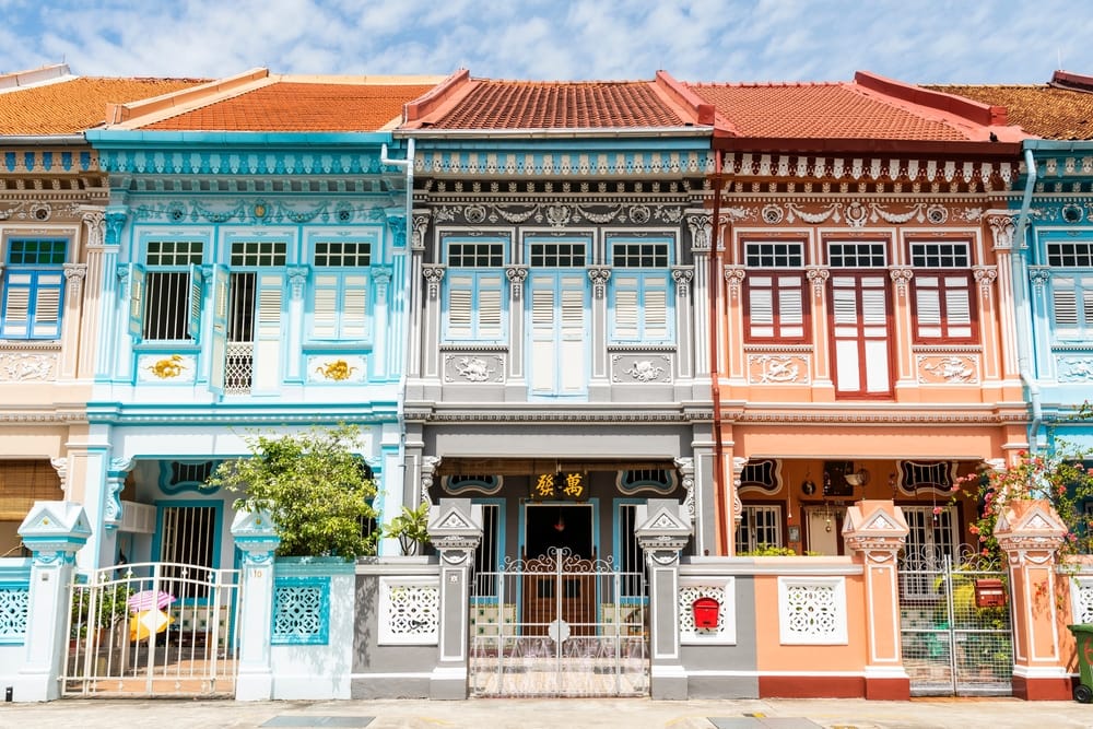 Farverige Peranakan-huse med detaljerede facader i Katong, Singapore.