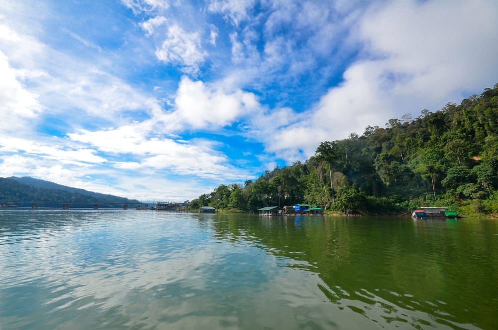 Landskab ved Royal Belum Lake Eco Park i Perak omgivet af uberørt regnskov