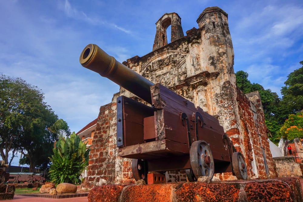 Kanon foran ruinerne af A Famosa-fæstningen i Malacca, Malaysia.