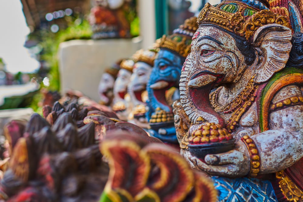 Lokale souvenirs og kunsthåndværk i butik på Bali