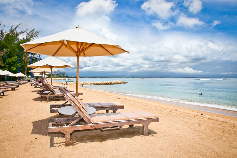 Sanur strand med roligt hav på Bali
