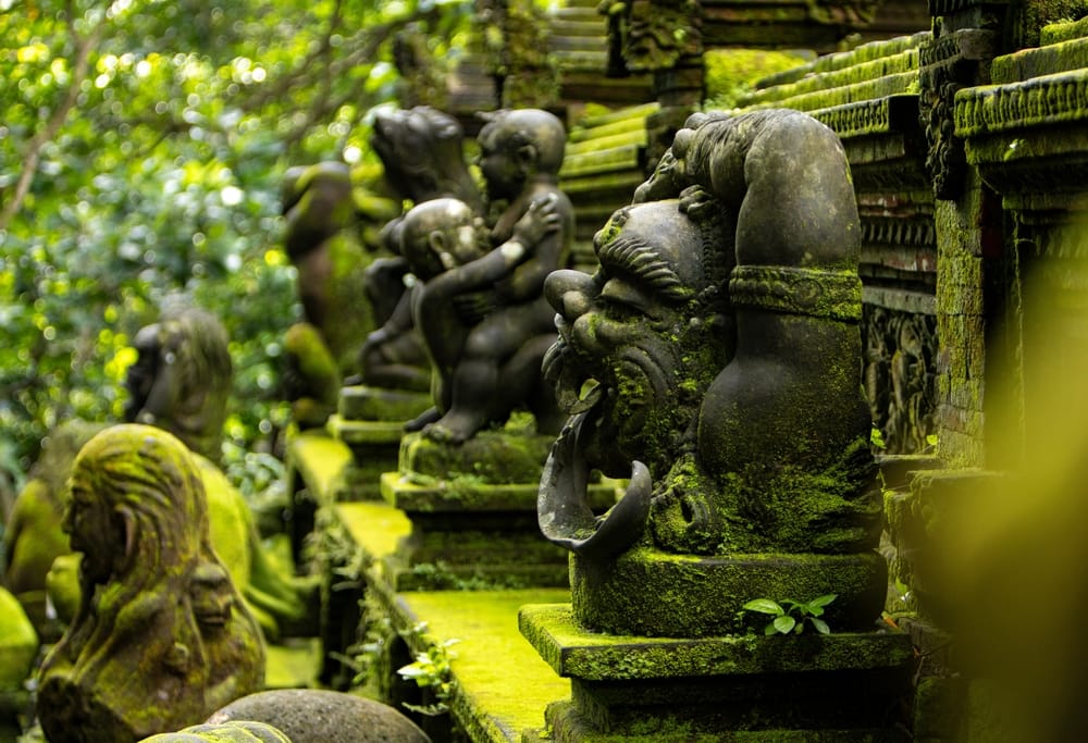 Mosdækket skulptur i Monkey Forest, Ubud