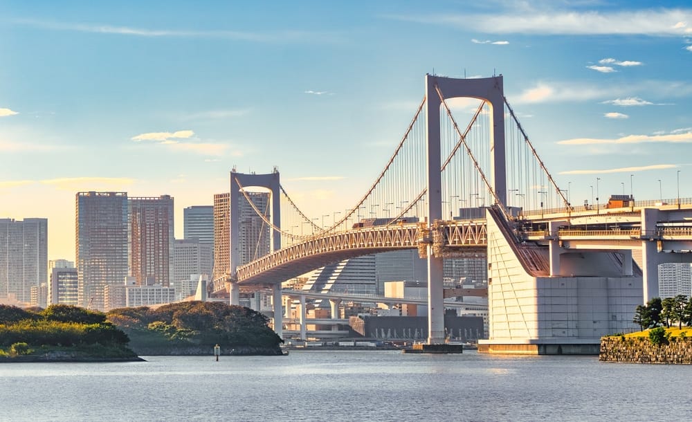 Rainbow Bridge ved solnedgang i Odaiba, Tokyo, Japan