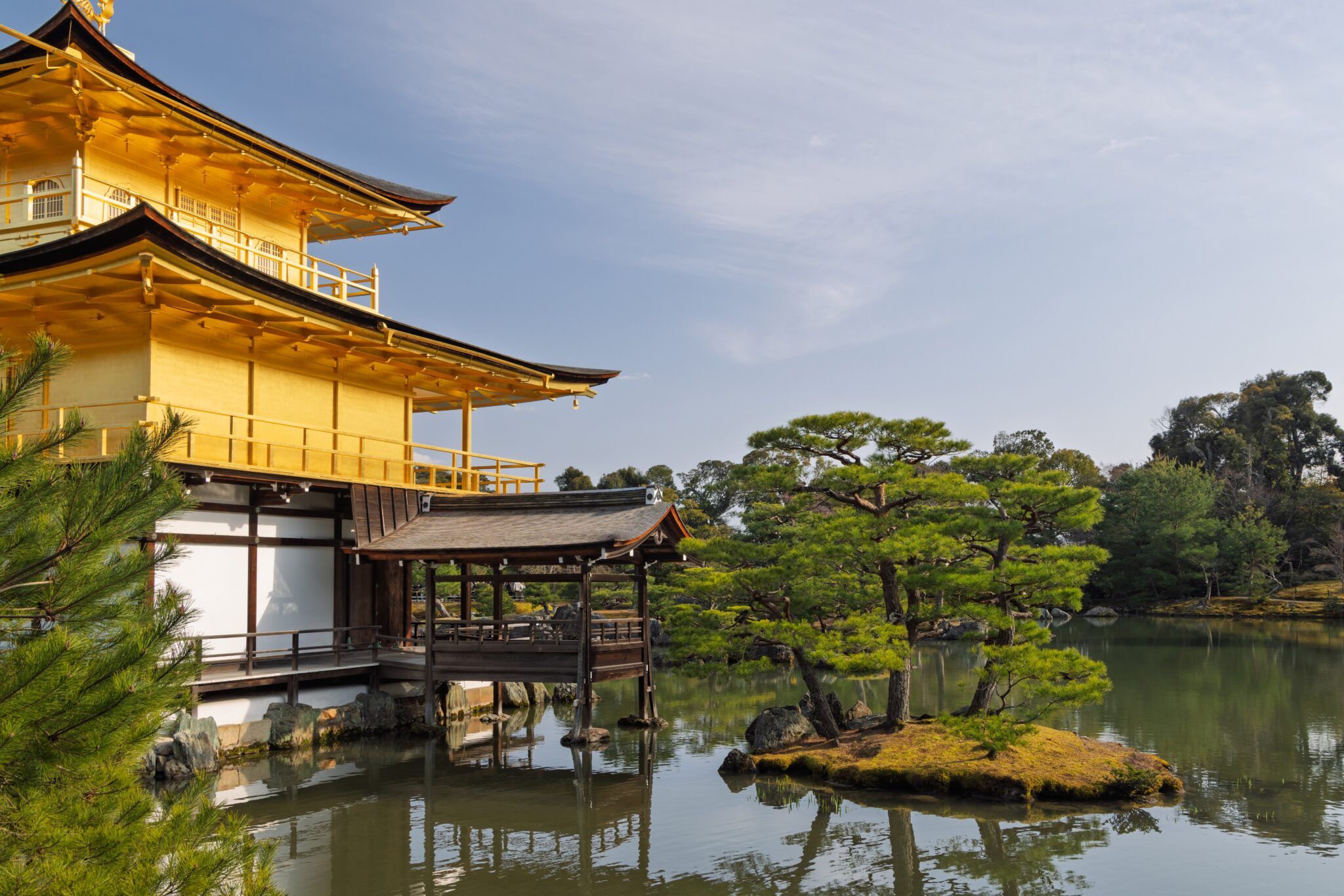 Kinkaku-ji – Den Gyldne Pavillon i Kyoto spejler sig i søen